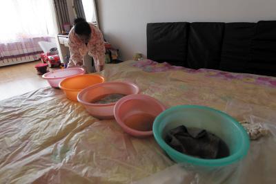 应县楼上漏水，住户失联，小区没物管，业主维权难！律师来支招……
